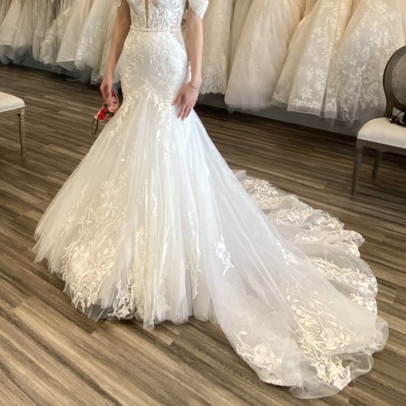 Martina Liana Wedding Gown - Picture 2 of 10